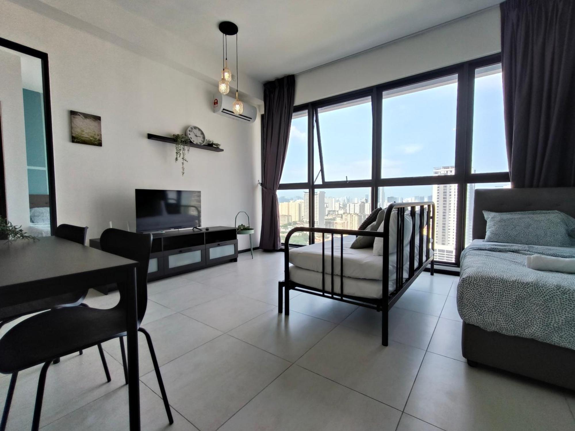 New 2br Or 3br Homey Getaway 7 To 10 Pax At Urban Suites, Georgetown By Urban Staycation Lod