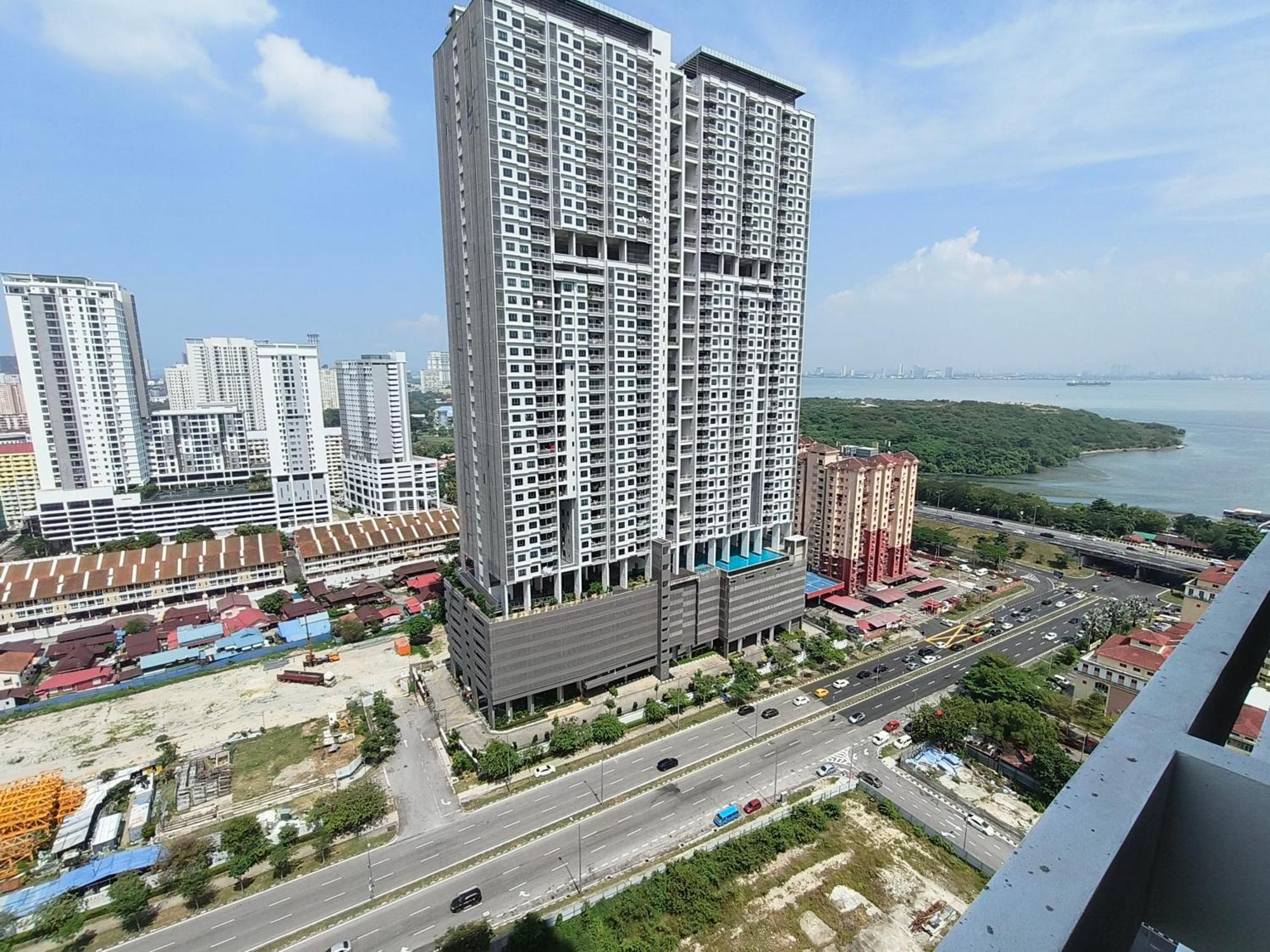 Apartment New 2br Or 3br Homey Getaway 7 To 10 Pax At Urban Suites, Georgetown By Urban Staycation Lod *