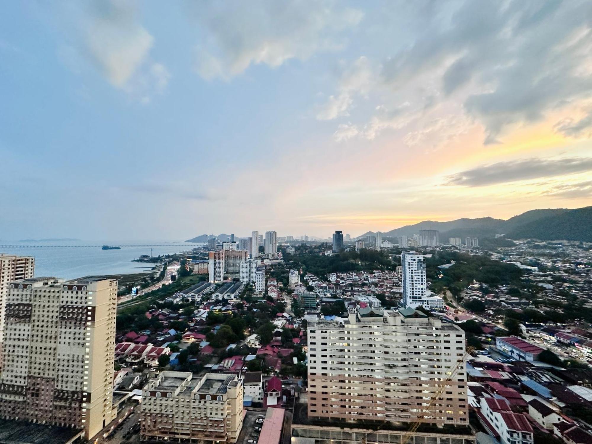 New 2br Or 3br Homey Getaway 7 To 10 Pax At Urban Suites, Georgetown By Urban Staycation Lod * Jelutong