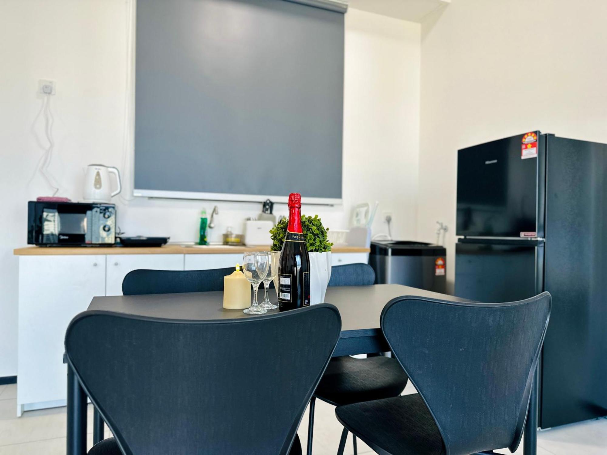 Apartment New 2br Or 3br Homey Getaway 7 To 10 Pax At Urban Suites, Georgetown By Urban Staycation Lod Jelutong