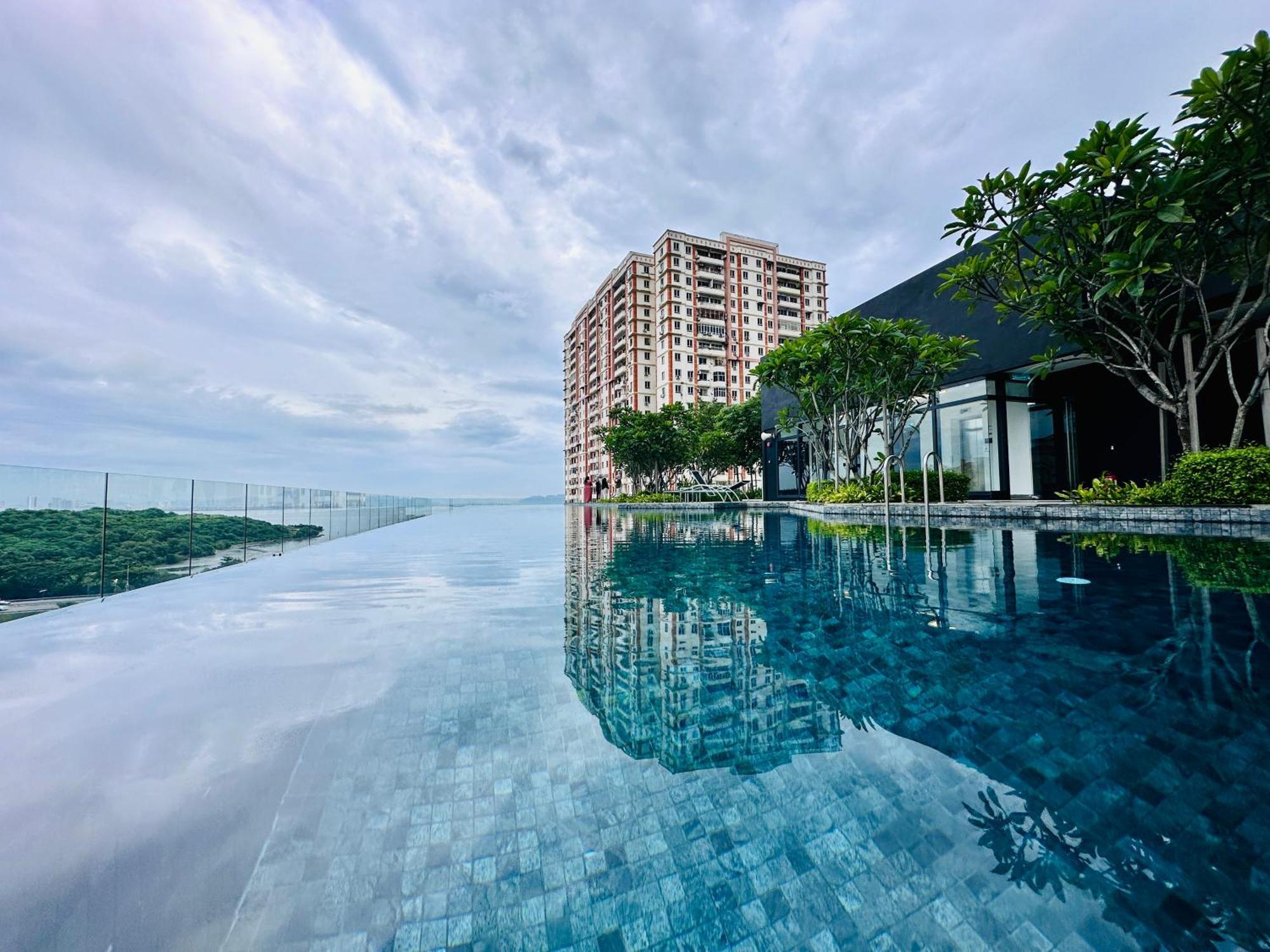New 2br Or 3br Homey Getaway 7 To 10 Pax At Urban Suites, Georgetown By Urban Staycation Lod Apartment *