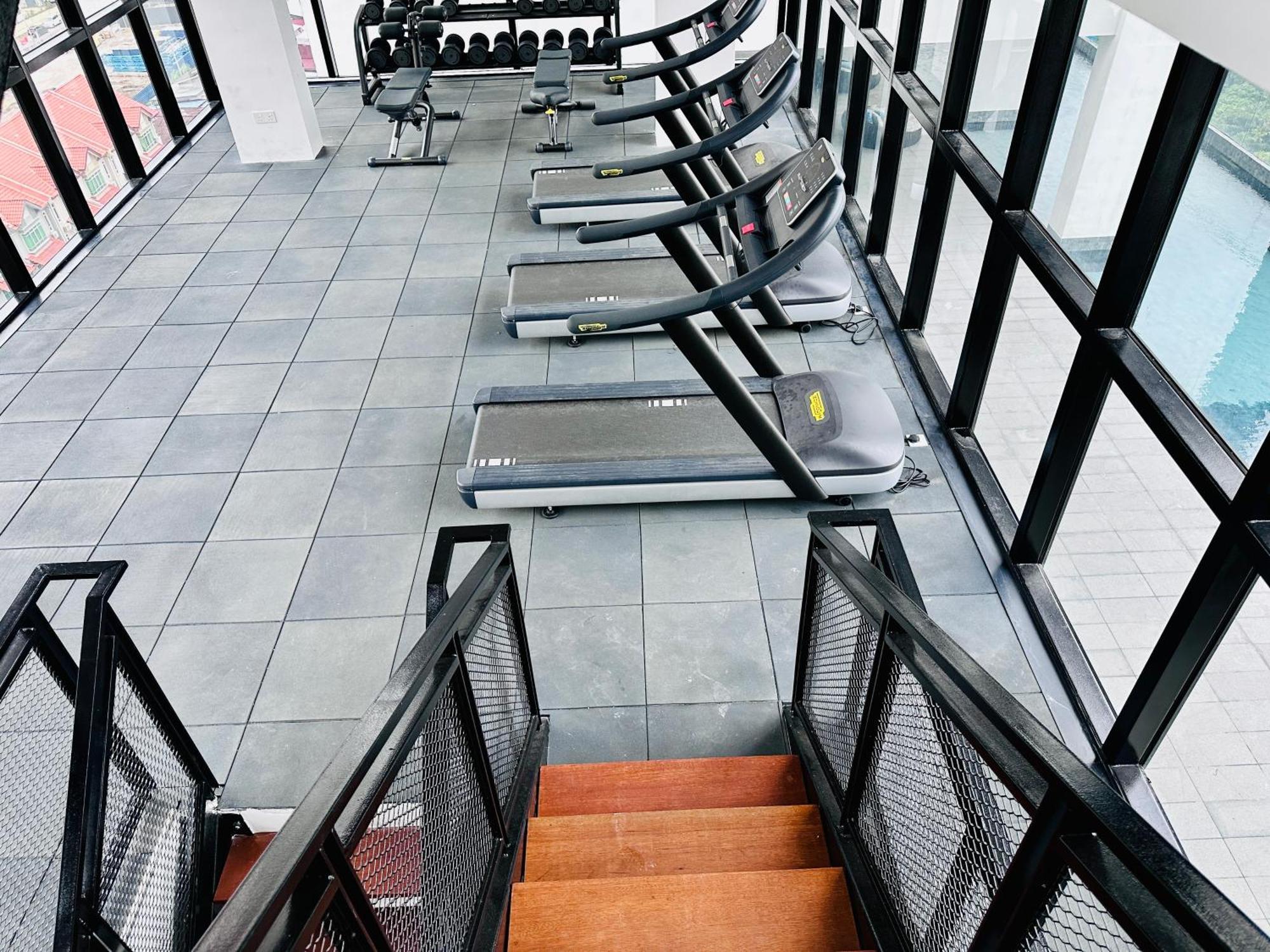 New 2br Or 3br Homey Getaway 7 To 10 Pax At Urban Suites, Georgetown By Urban Staycation Lod *