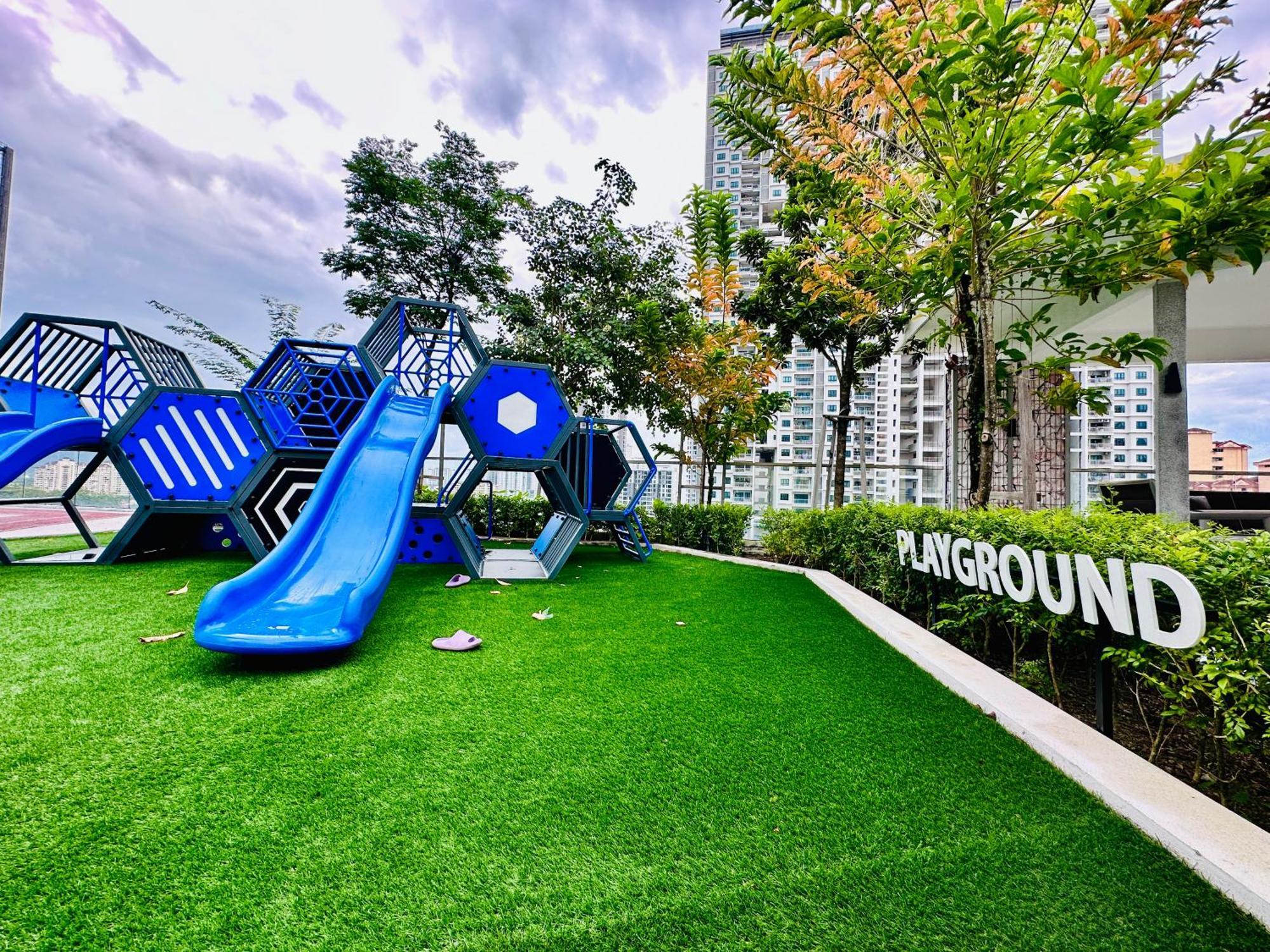 New 2br Or 3br Homey Getaway 7 To 10 Pax At Urban Suites, Georgetown By Urban Staycation Lod Apartment
