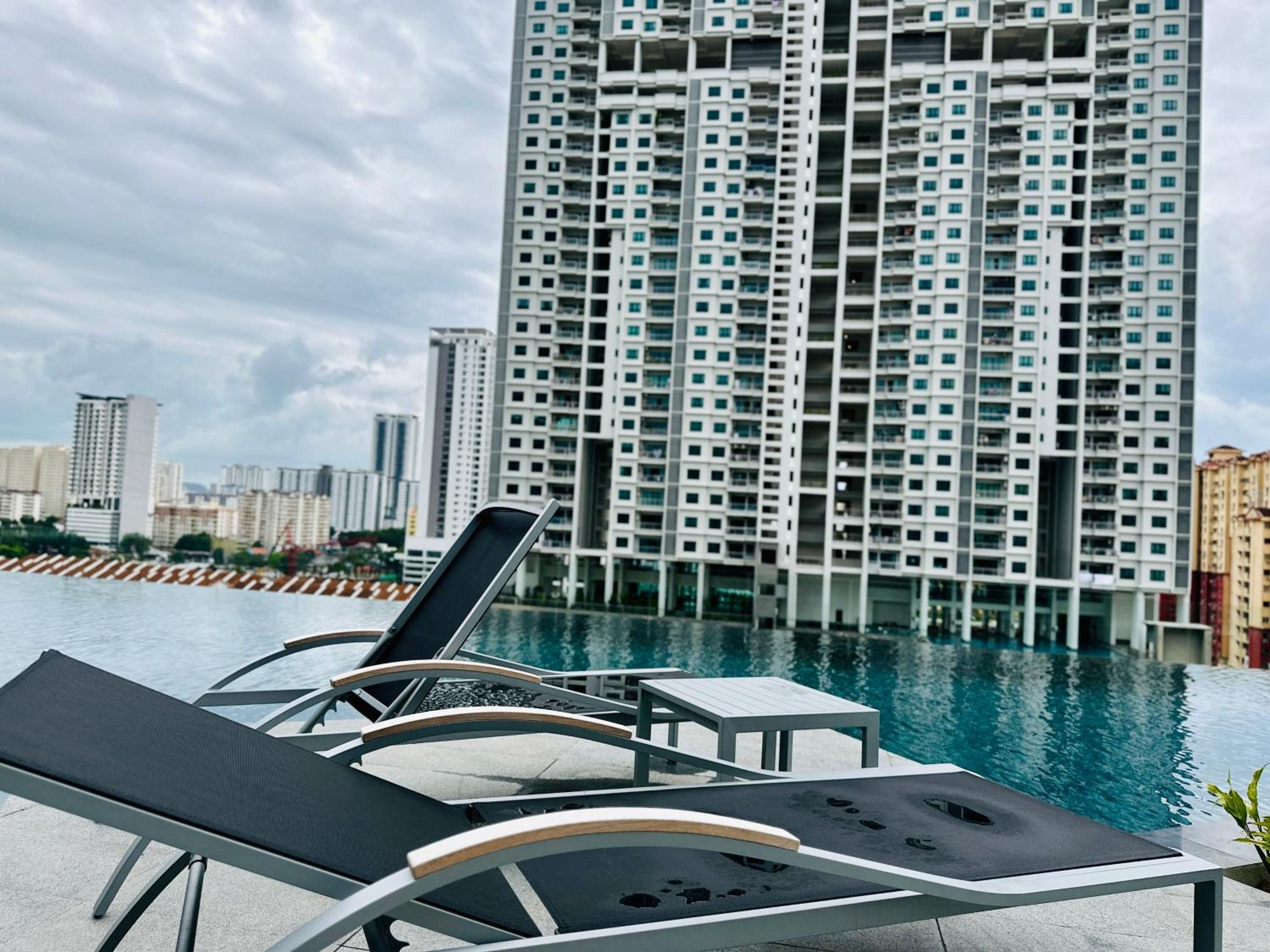 Apartment New 2br Or 3br Homey Getaway 7 To 10 Pax At Urban Suites, Georgetown By Urban Staycation Lod *