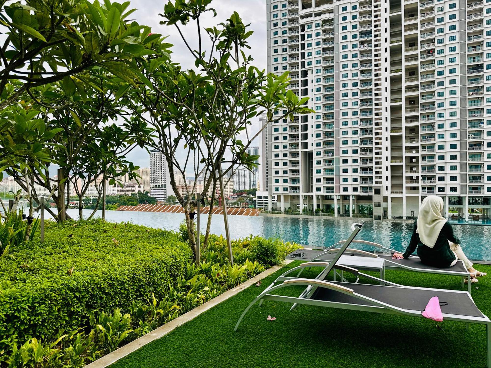 Apartment New 2br Or 3br Homey Getaway 7 To 10 Pax At Urban Suites, Georgetown By Urban Staycation Lod