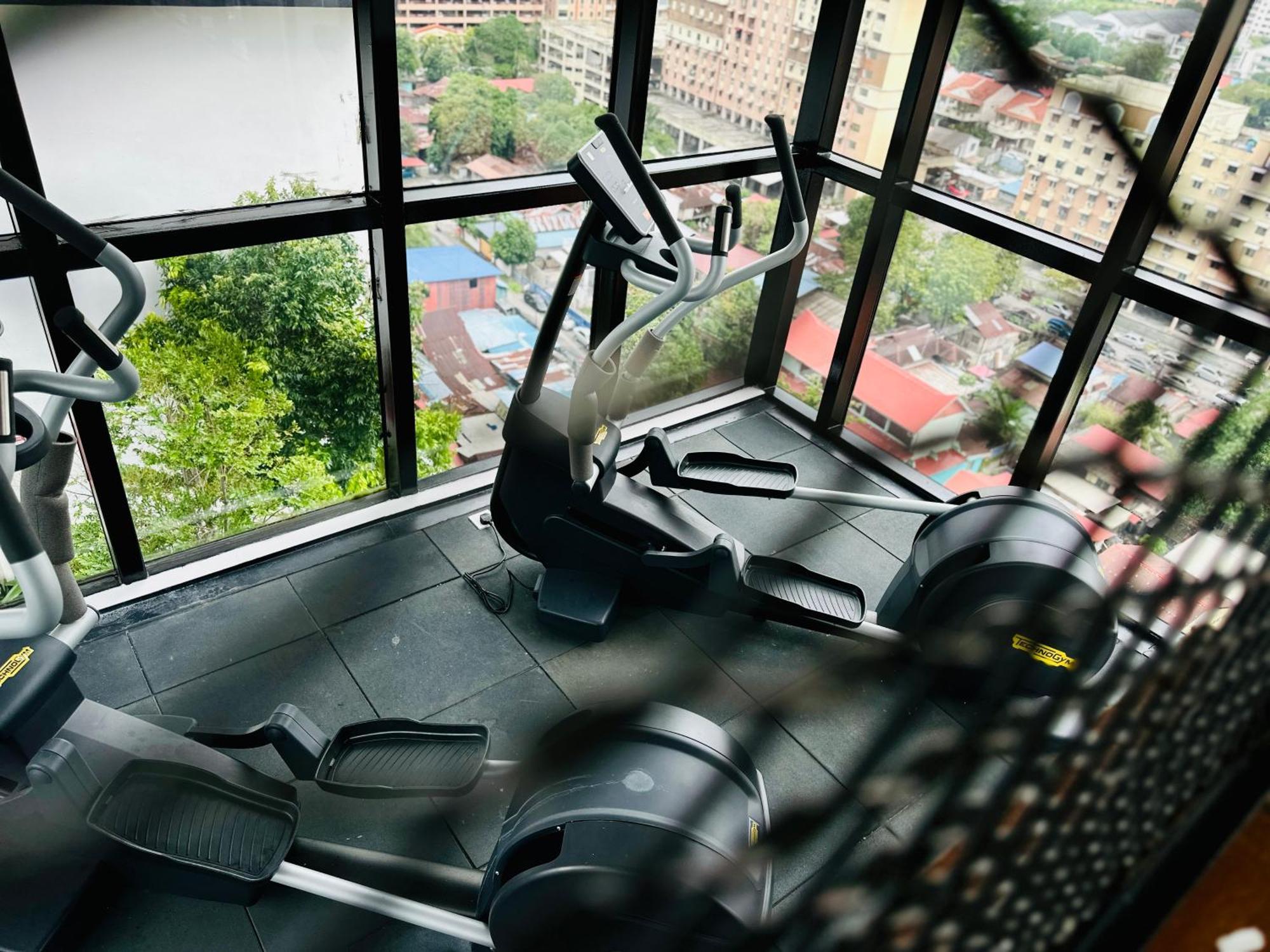 New 2br Or 3br Homey Getaway 7 To 10 Pax At Urban Suites, Georgetown By Urban Staycation Lod Apartment