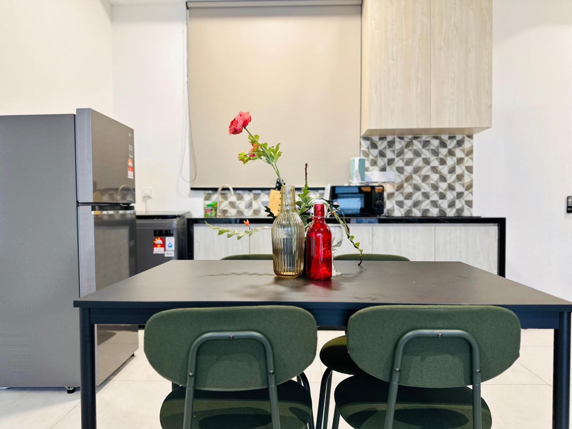 New 2br Or 3br Homey Getaway 7 To 10 Pax At Urban Suites, Georgetown By Urban Staycation Lod Apartment *